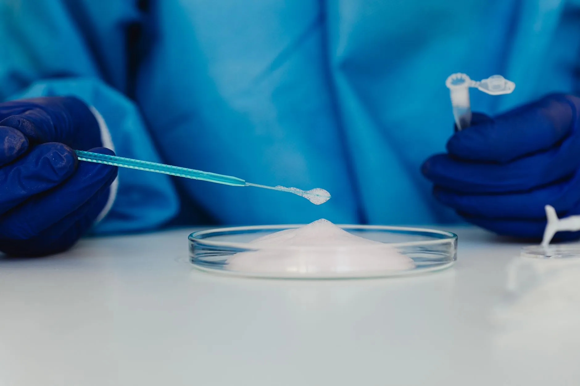 盐城装修涂料选型指南：乳胶漆与木器漆的性能对比