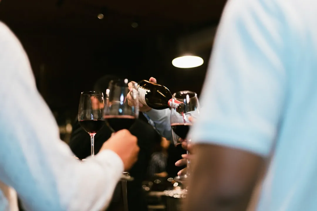 家装与工程用外墙漆耐候性对比及底漆配套选择指南